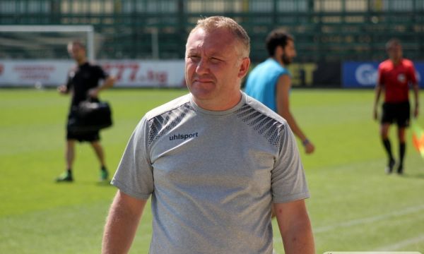 Треньорът на Ботев Пловдив: Дано успеем да вдигнем някои от футболистите за мача с ЦСКА
