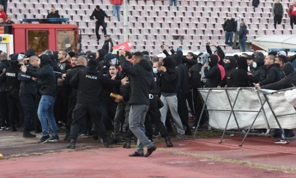 Сериозни наказания за ЦСКА и Локо Пловдив след боя между ултрасите