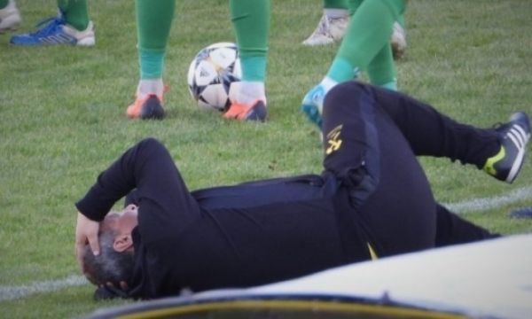 Феновете на Миньор Перник замериха с камък треньора на тима (снимки)