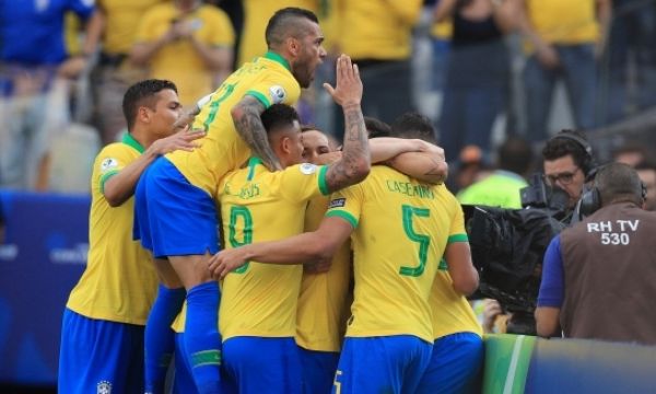 Бразилия разпиля Перу на пет 