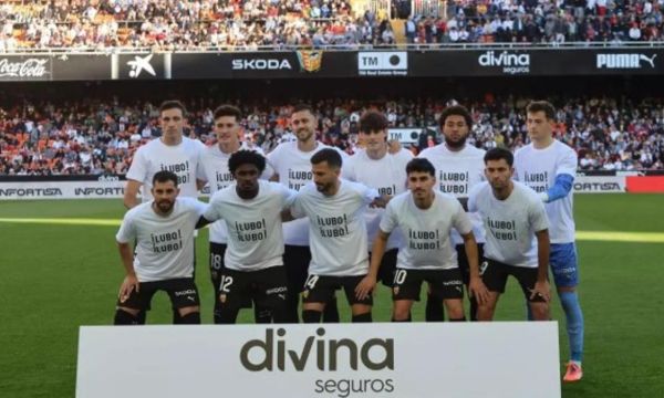 Футболисти и фенове на Валенсия подкрепиха Любо Пенев