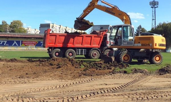 Левски продължава мащабния ремонт на тренировъчната база (видео)