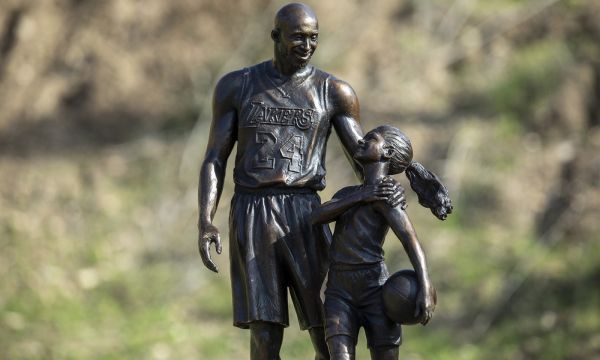 Махат статуята на Брайънт и дъщеря му