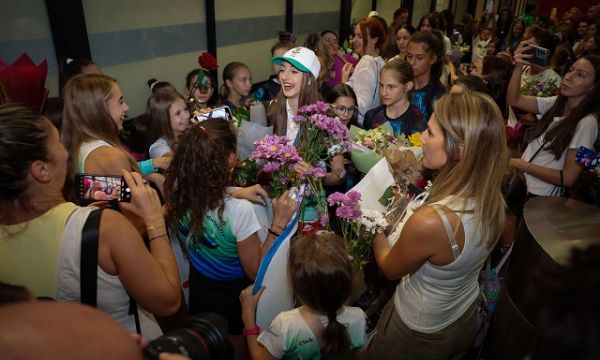 Стотици посрещнаха родните гимнастички на летището