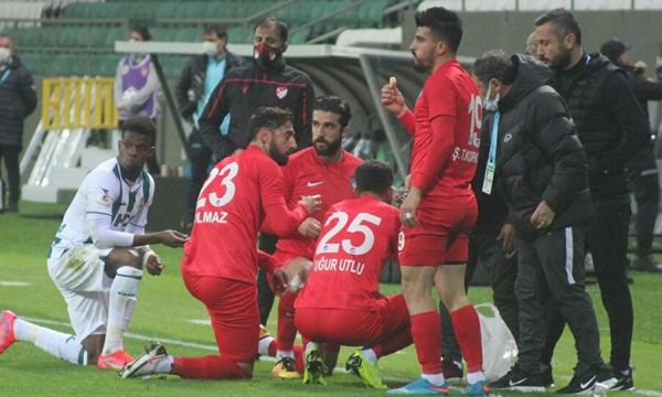 Прекъснаха мач в Турция заради постещи футболисти