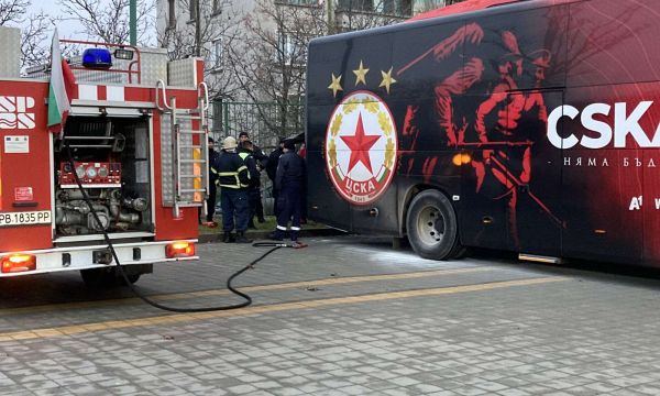 Новият автобус на ЦСКА се запали в Коматево