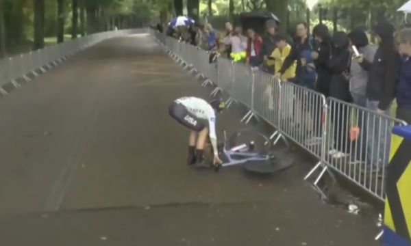 Колоездачка падна три пъти по време на състезание