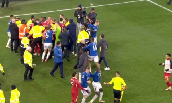 С бой завърши дербито между Евертън и Ливърпул
