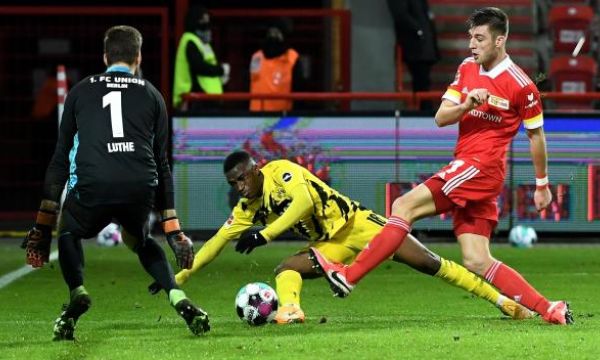 Мукоко вкара гол за историята, но Дортмунд остана без победа (видео)