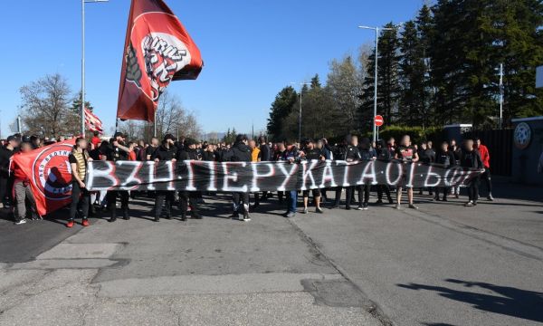 Феновете на ЦСКА приключват с палатковия лагер, но продължават с протестите