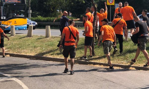 Фенове на АПОЕЛ дойдоха в София и се сбиха с полиция на Орлов мост