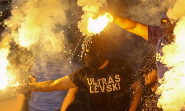 Вандалска проява: Ултрасите на Левски пръскали с пожарогасител в метрото