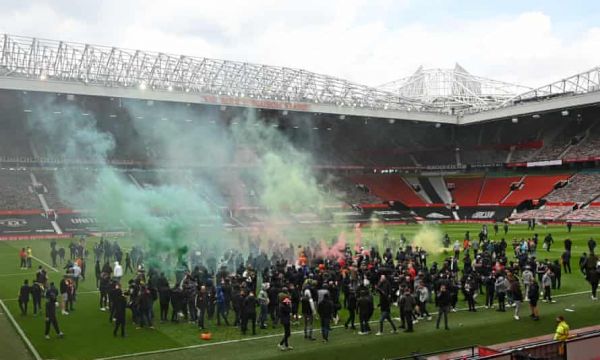 Фенове на Юнайтед нахлуха на Олд Трафорд в протест срещу собствениците (снимки + видео)