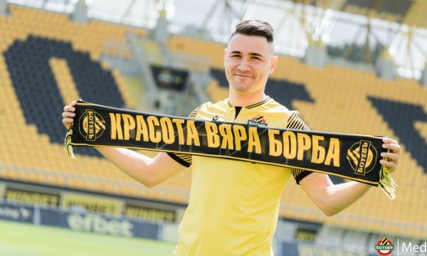 Сръбски гранд взима Янис Карабельов?