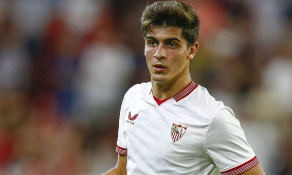 Наполи работи по трансфера на защитник на Севиля