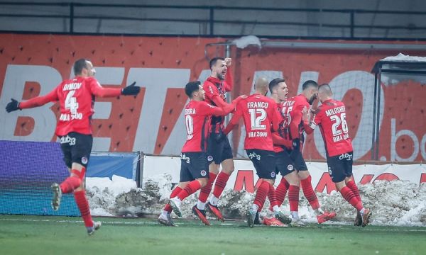 Гол в добавеното време спаси точката за Локо София в Благоевград