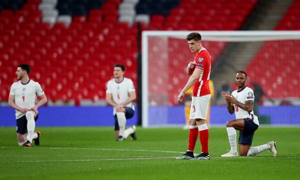 Поляците отказаха да застанат на коляно преди мача с Англия