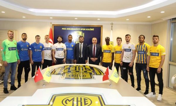 Предпоследния в Турция подписа с 15 футболисти