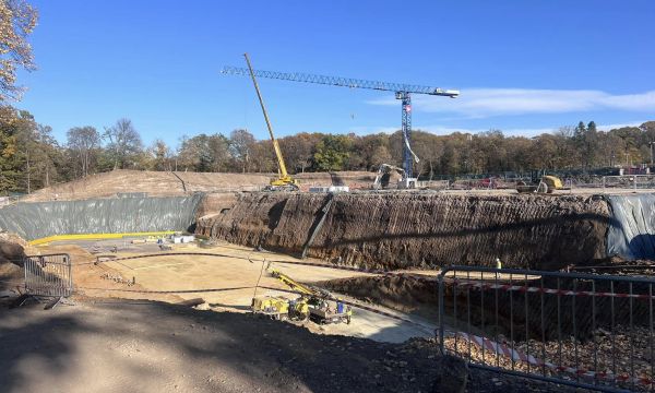 Монтират първите колони на стадион 