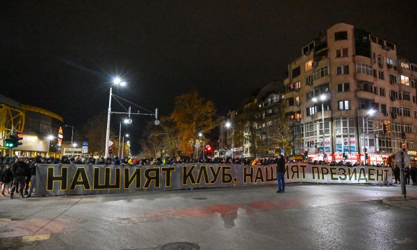 Фенове на Ботев Пловдив излязоха на протест в подкрепа на Зингаревич