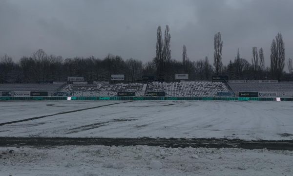 Футболисти и треньори грабнаха лопатите, мач в 