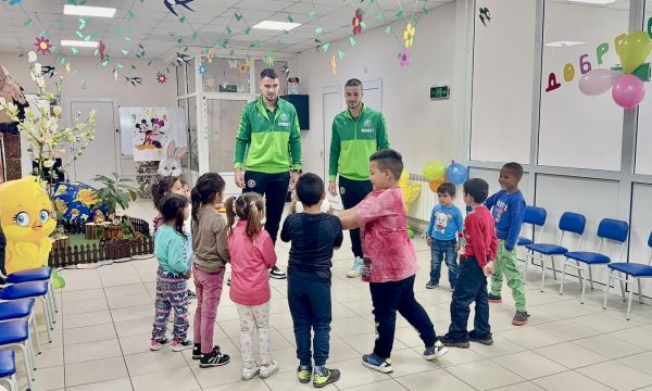Играчи на Ботев Враца се срещнаха с деца от Общностен център в града