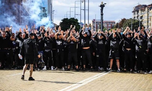 Фенове на Аякс кроят отмъщение срещу ултрасите на Левски?