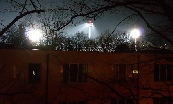 Стадион Славия грейна през нощта и през деня, жители недоволстват (снимки)