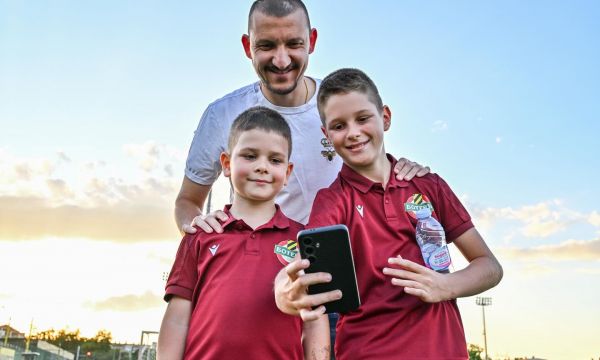 Тошко Неделев зарадва над 120 деца за старт на четвъртия сезон на Футболно училище Ботев