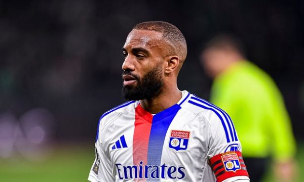 Лаказет ще продължи кариерата си в Саудитска Арабия