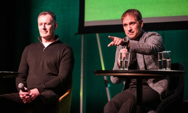 Стилиян Петров помага на Любо Пенев и Петър Хубчев с 