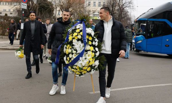 И Левски поднесоха венци пред паметника на Апостола (видео)