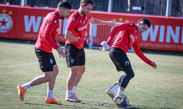 Защитник на ЦСКА играе със счупен пръст