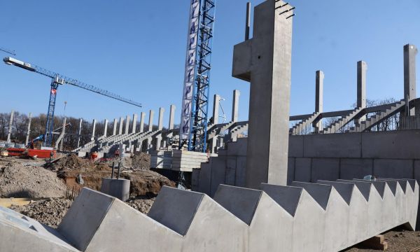 Скоро ще поставят всичките колони на стадион 