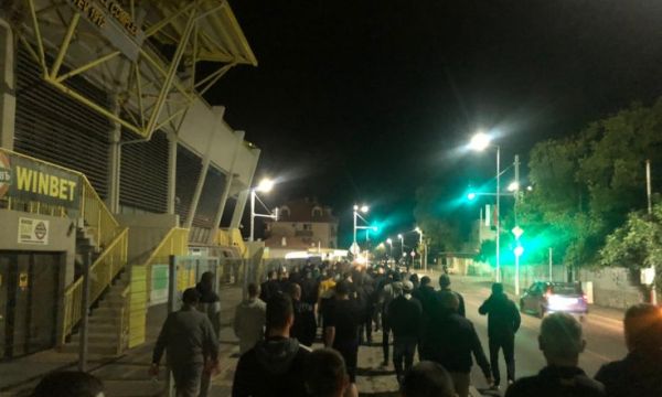 Полицейски кордон пази футболистите на Ботев Пловдив от фенове (снимки)