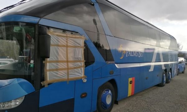 Автобусът на Левски пристигна в Благоевград със счупено стъкло