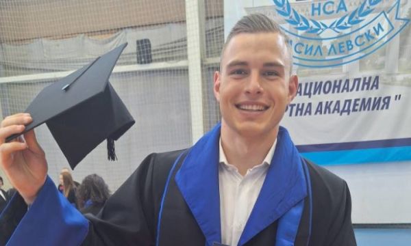 Светльо Вуцов се дипломира