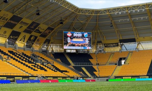 Изкуствено слънце поддържа тревата на „Колежа“