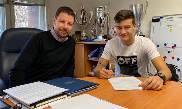 Юноша подписа първия си договор с Левски