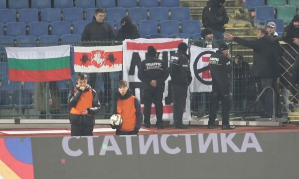 Полицията на националния стадион свали транспарант против президента на Беларус