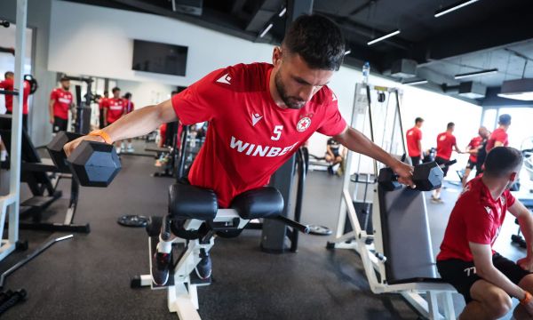 Делова подновява тренировки, но негов трансфер се 