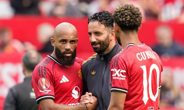 Невил: Куня и Мбемо ще спечелят много мачове за Ман Юнайтед