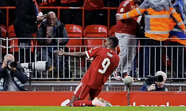 Ливърпул отстрани Светците, Исак вкара