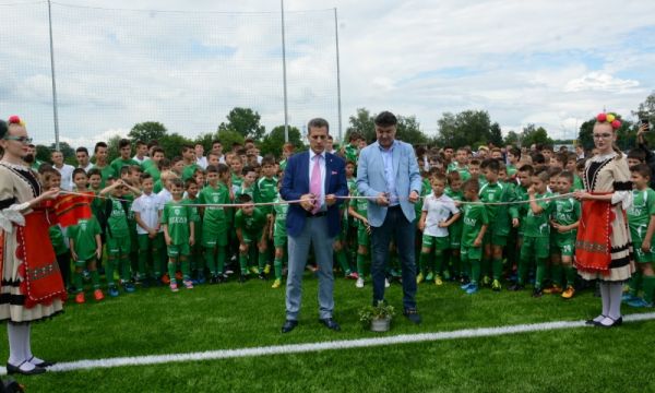 Боби Михайлов откри ново футболно игрище в Пазарджик