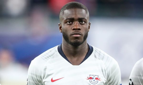 Ман Юнайтед планира да купи Упамекано 