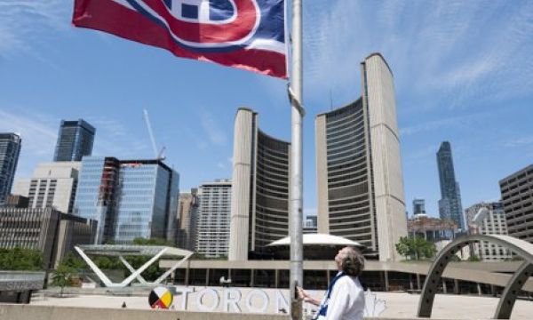 Кметът на Торонто изпълни условието на загубения залог
