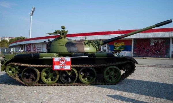 Цървена звезда посреща Йънг Бойс с танк от Студената война