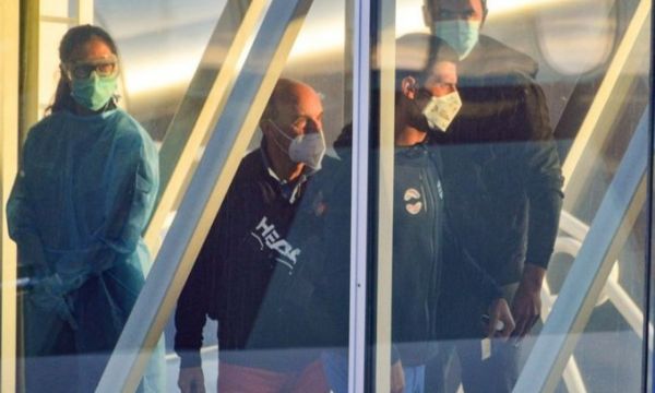 Изолираха Джокович на летището, полицаи пазят тенисиста 