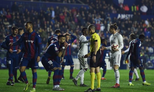 Реал открадна победата във Валенсия с две дузпи