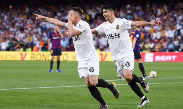 Валенсия вдигна Купата след успех над Барселона (видео)